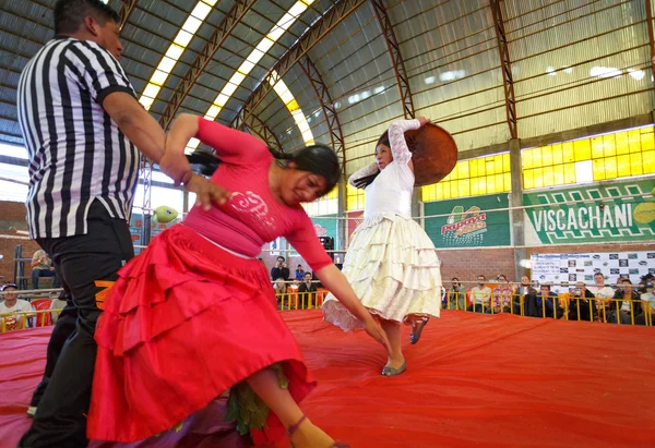 LA PAZ, BOLIVIA - SEP 13: Cholita wrestling is a touristic show — Stock Photo, Image