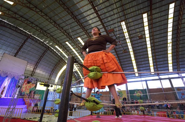 La Paz, Bolívia - Sep-13: Cholita birkózás egy turisztikai Térkép — Stock Fotó