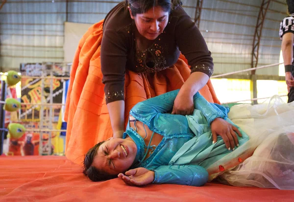 La Paz, Bolívia - Sep-13: Cholita birkózás egy turisztikai Térkép — Stock Fotó