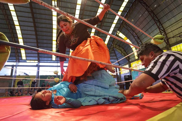 LA PAZ, BOLIVIA - SEP 13: Cholita wrestling is a touristic show — Stock Photo, Image