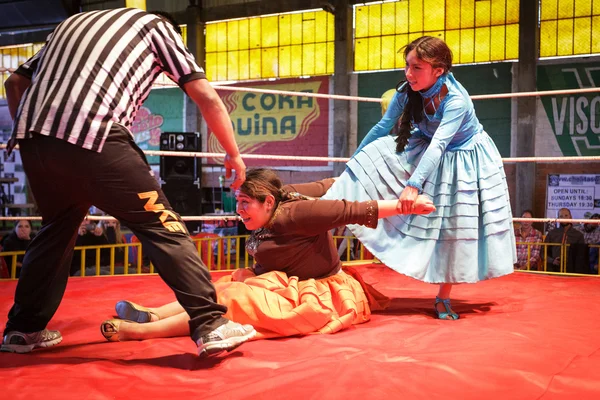 LA PAZ, BOLIVIA - SEP 13: La lucha libre Cholita es un espectáculo turístico —  Fotos de Stock