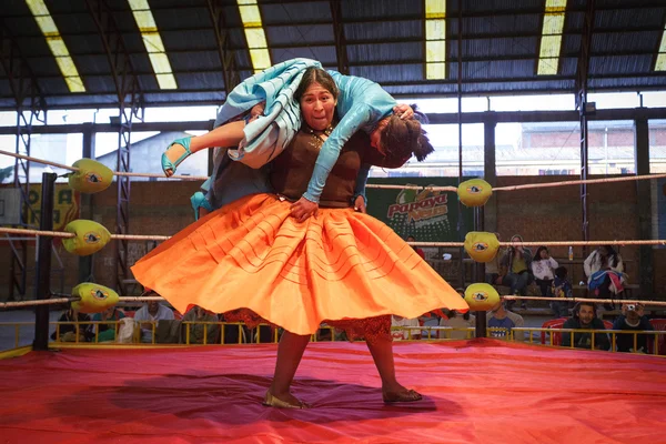 LA PAZ, BOLIVIA - SEP 13: Cholita wrestling is a touristic show — Stock Photo, Image