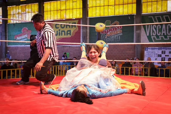 LA PAZ, BOLIVIA - SEP 13: Cholita wrestling is a touristic show — Stock Photo, Image