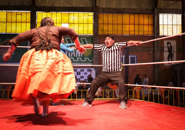 LA PAZ, BOLIVIA - SEP 13: Cholita wrestling is a touristic show — Stock Photo, Image