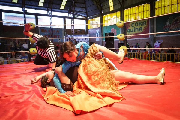 LA PAZ, BOLIVIA - SEP 13: Cholita wrestling is a touristic show — Stock Photo, Image