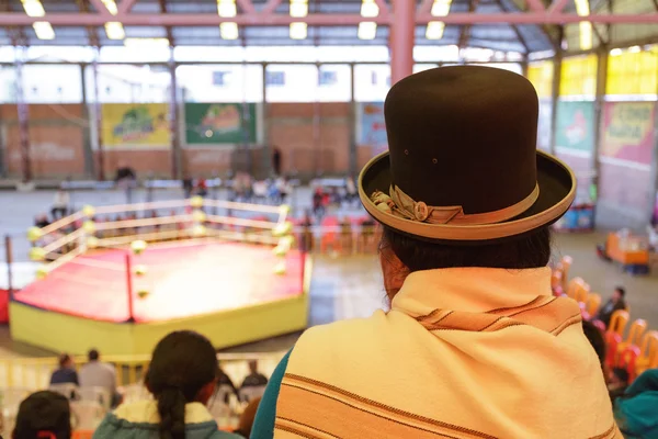 LA PAZ, BOLIVIA - SEP 13: Cholita wrestling is a touristic show — Stock Photo, Image