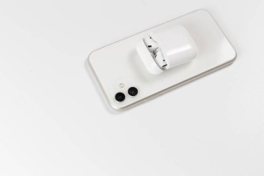 Beyaz arka planlı beyaz kablosuz kulaklıklar