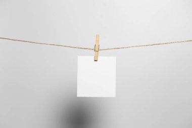 Tasmalı ve dokulu arka planda bir not.