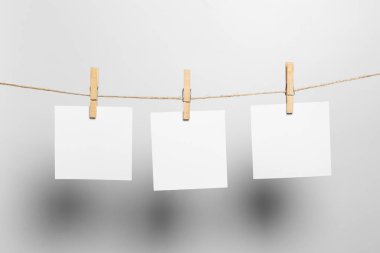 Tasmalı ve dokulu arka planda bir not.