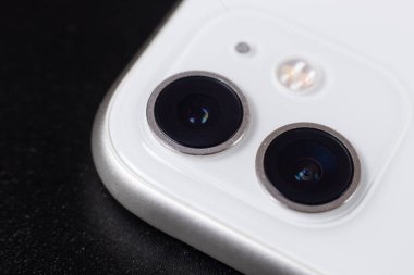 çift kameralı siyah arkaplanda akıllı telefon