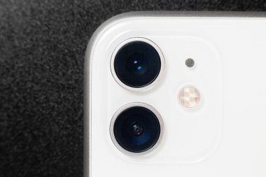 çift kameralı siyah arkaplanda akıllı telefon