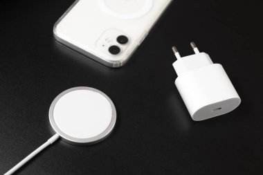 Telefonun için kablosuz manyetik şarj cihazı. arkaplan