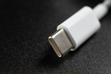 Siyah arkaplandaki mobil şarj kabloları