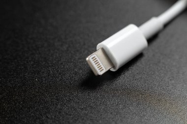 Siyah arkaplandaki mobil şarj kabloları