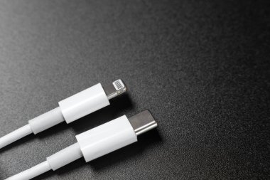 Siyah arkaplandaki mobil şarj kabloları
