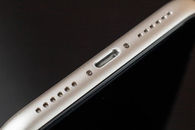 akıllı telefon şarj portu siyah arkaplanda