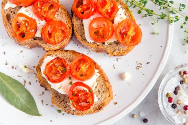 kavrulmuş domates Bruschetta