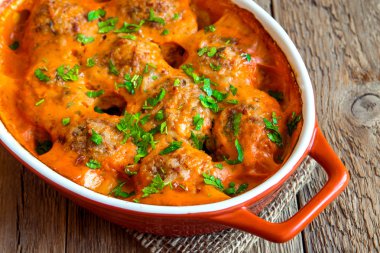 Domates soslu köfte.