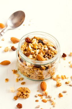 Ev yapımı fındıklı granola.