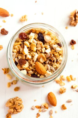 Ev yapımı fındıklı granola.