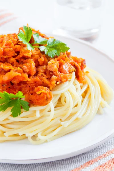 Espaguetis con salsa vegetal — Foto de Stock