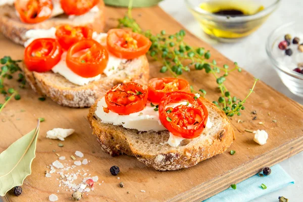 Bruschetta med rostade tomater — Stockfoto