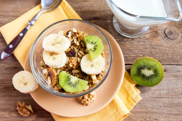 Granola con frutas y frutos secos — Foto de Stock