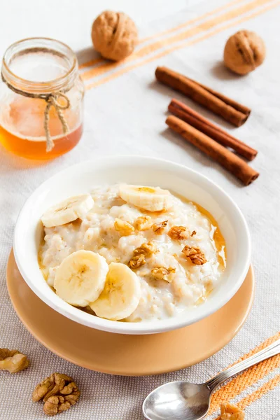 Havermoutpap met bananen, noten en honing — Stockfoto