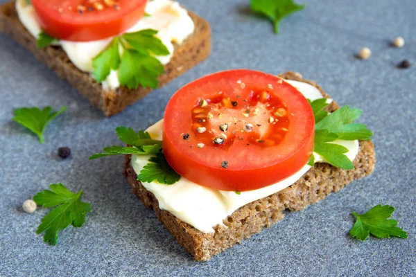 Tomato sandwiches with cream cheese — Stock Photo, Image