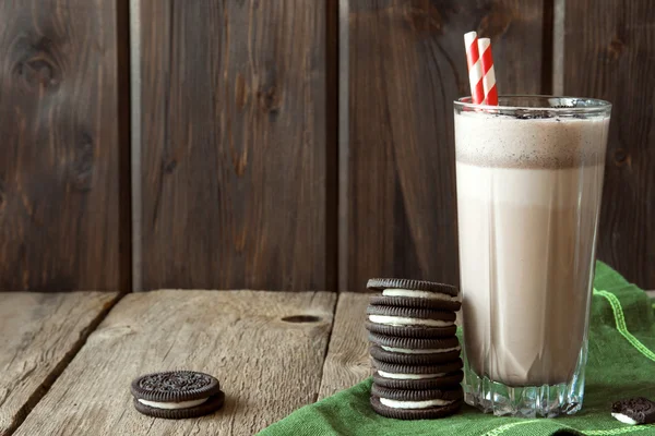 Milkshake caseiro com biscoitos — Fotografia de Stock