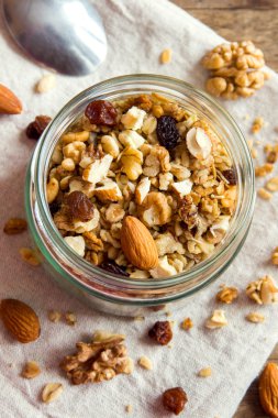 Ev yapımı fındıklı granola.
