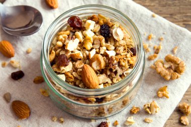 Ev yapımı fındıklı granola.