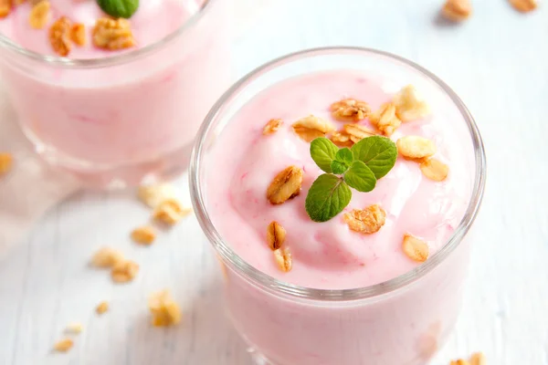 Yogurt alla fragola con muesli — Foto Stock