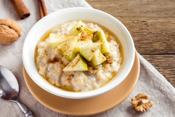 Oatmeal porridge with apples — Stock Photo, Image