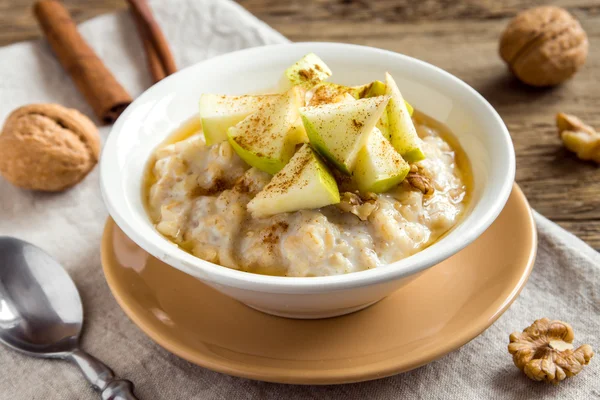 Oatmeal porridge with apples — Stock Photo, Image