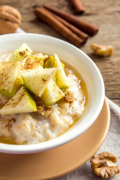 Havermoutpap met appels en kaneel — Stockfoto