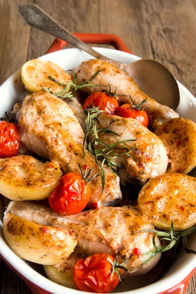 Jambes de poulet cuites au four aux légumes — Photo