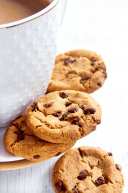 Çikolata parçacıklı kurabiye.