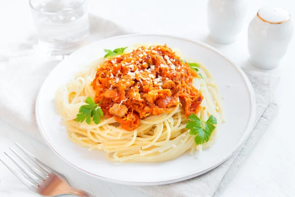 Spaghetti z mięsa i warzyw sos — Zdjęcie stockowe