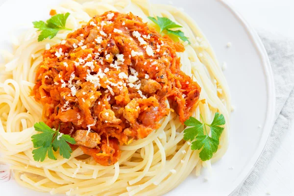 Espaguetis con salsa de carne y verduras — Foto de Stock