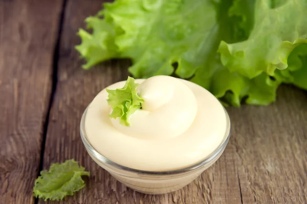 Sauce mayonnaise dans un bol — Photo