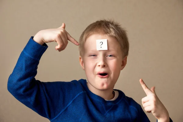 Junge mit Fragezeichen — Stockfoto