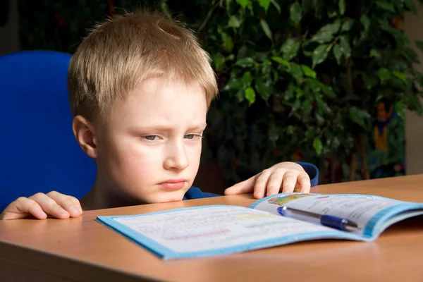 Schwierige Hausaufgaben in der Schule — Stockfoto