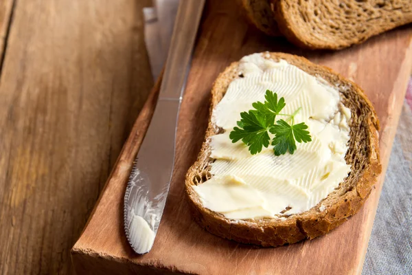 Масло и хлеб — стоковое фото