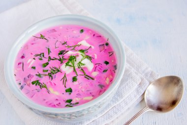 Soğuk çorba, yoğurt, sebze