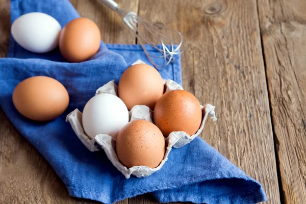 Сырые органические яйца — стоковое фото
