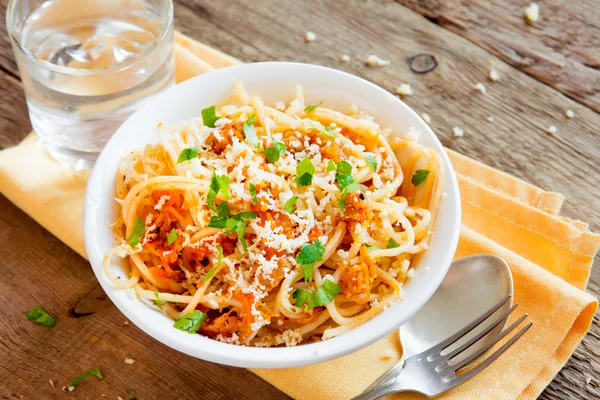 Spaghetti bolognese z parmezanem — Zdjęcie stockowe