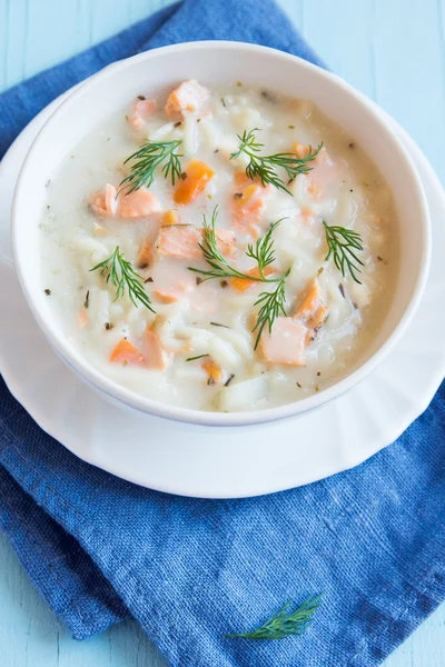 Lachssuppe mit Nudeln — Stockfoto