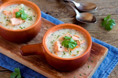 Somon çorbası erişte ile