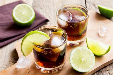 ROM ve cola Cuba Libre içki